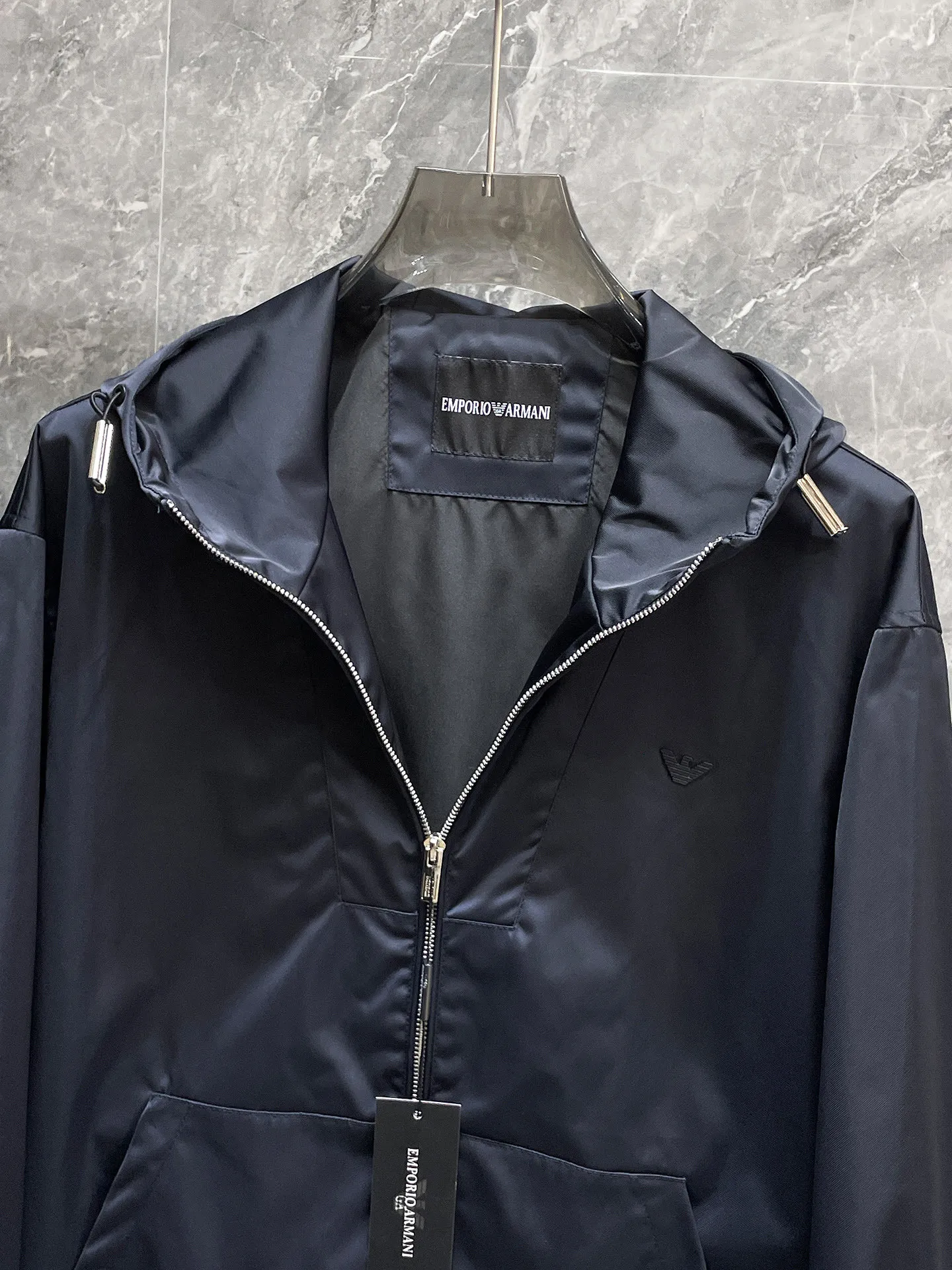 Armani official website Same Style, complete with three labels, on sale in advance. 2026 Autumn and Winter New Arrival men's jacket, Original with complete three labels, Premium version. Custom-made fabrics at the counter. Breathable, high comfort, impeccable details, brand element design concept, reflecting high quality. It feels delicate and soft, presents a casual cut, and has a great upper body shape. Sizes: M～3XL